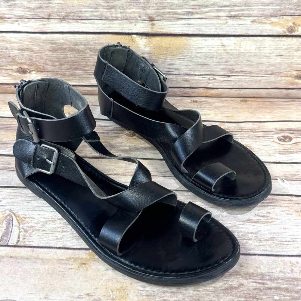 Universal Threads Womens Black Faux Leather Strappy Toe Ring Sandals Size 8